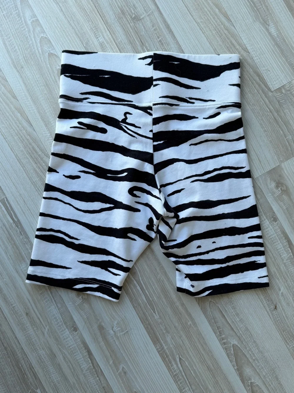 Nike Medium Black & White Zebra-Print Pullover and XS High-Rise Shorts Set